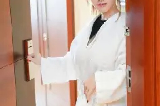 52岁刘恺威新恋情曝光！牵手神秘女友现身香港红馆甜蜜互动引热议