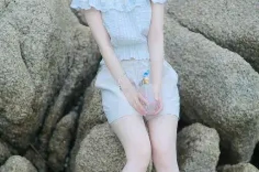曝顶流小花新恋情！恋上大13岁男导演街头对男友撒娇、耍小性子